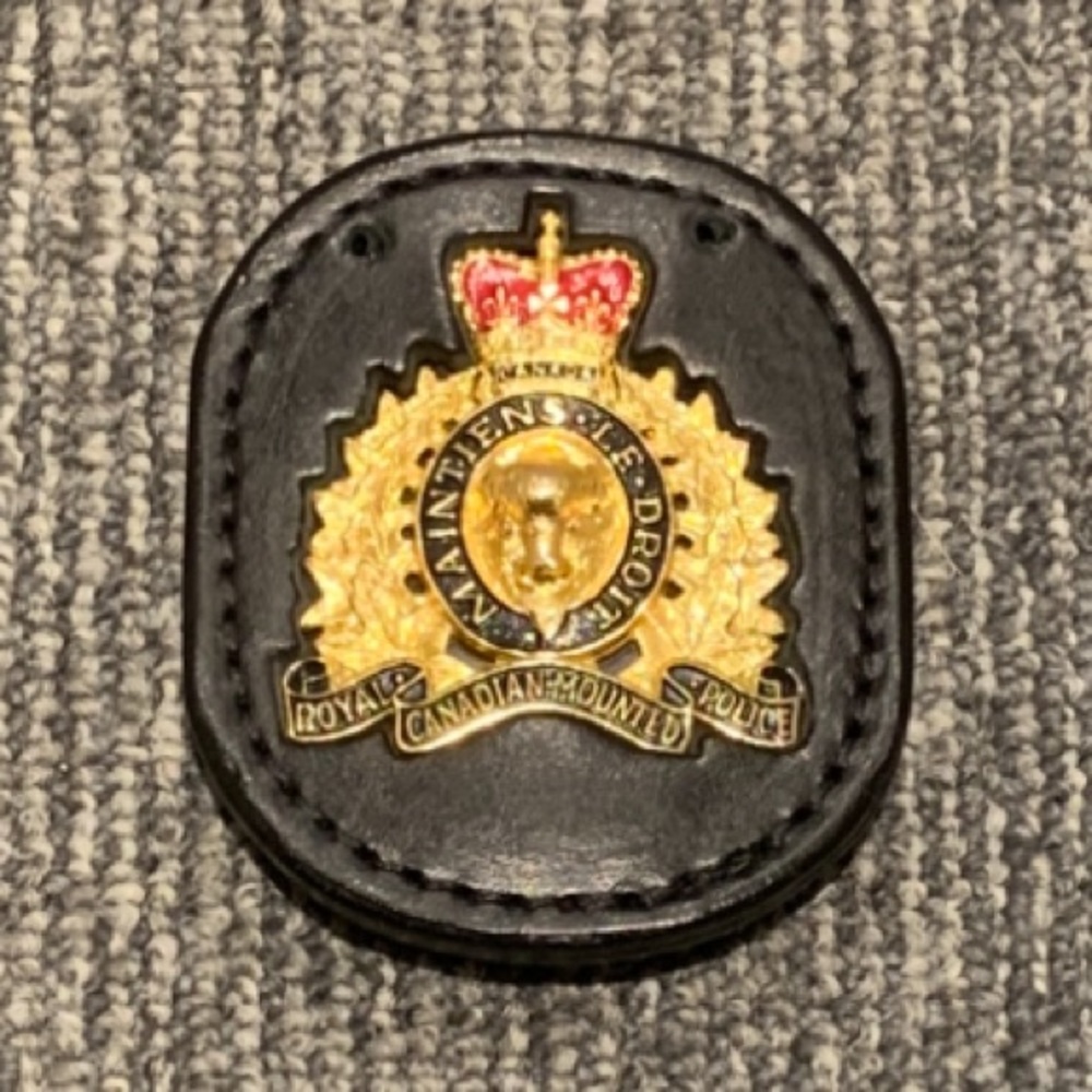 RCMP Cap Badge Holder / Belt Clip Carrier / Neck Carrier with Chain (NWT)